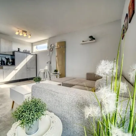 - Haus D, App 0d1007 *